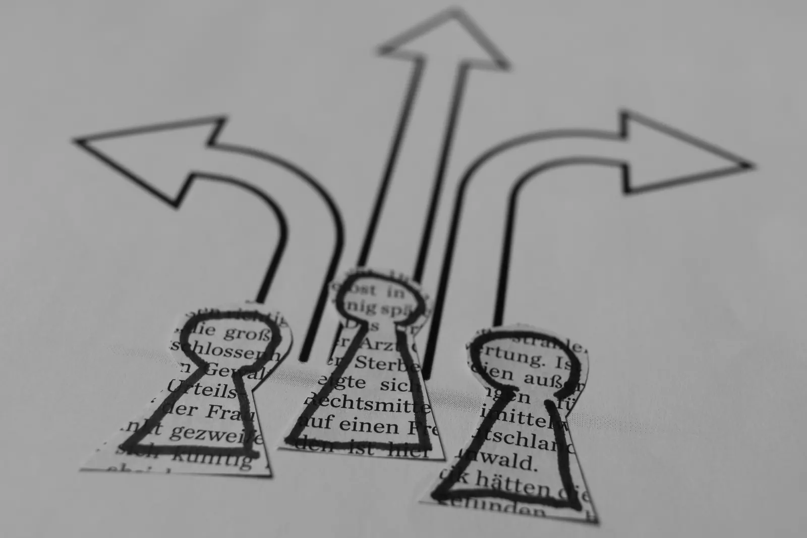 Sketch of people facing multiple arrows, representing leadership alignment and decision paths.