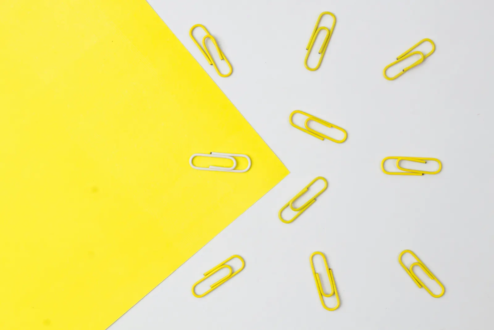 Paperclips around a yellow folder, representing structured L&D program design.